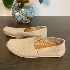 TOMS Women’s 9 Beige Subtle Gold Canvas Slip On Flats Gently Preowned